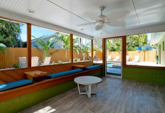 Tropical Oasis Bradenton has rooms with a private hot tub
