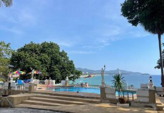 1BR Baan Karon Hill Resort, Phuket- Thailand allows 18 year olds to book a room