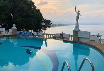 3BR Baan Karon Hill Resort, Phuket- Thailand allows 18 year olds to book a room