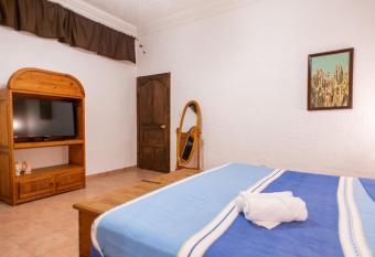 Posada San Miguelito has rooms with a private hot tub