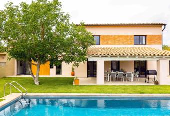 Can Candiu Establecimiento de 2 casas enteras allows 18 year olds to book a room