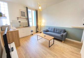 06X - Bel appartement T2 proche plages allows 18 year olds to book a room