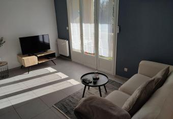 Charmant 2 pi  ces    Aubenas allows 18 year olds to book a room