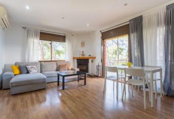 Piscina, parking y relax! has Balcony rooms