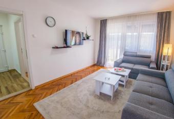 Elegant Avenue Escape allows 18 year olds to book a room