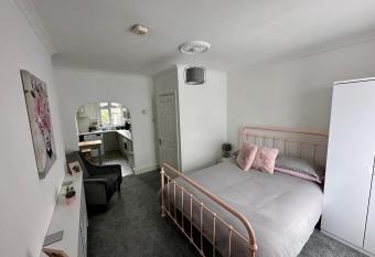 Chic & Cosy Studio Apartment allows 18 year olds to book a room