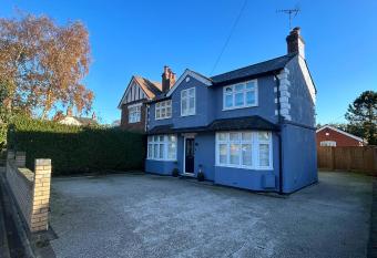 4 bed private home in Colchester has rooms with a private hot tub