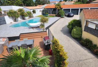 Villa piscine    10 min de la Mer et des Plages has Balcony rooms