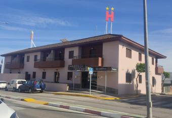 HOTEL NUEVO ESPARTINAS allows 18 year olds to book a room