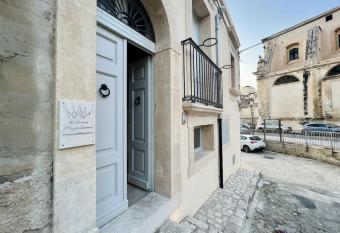 Re barocco Centro storico Scicli a 5 min dal mare has Balcony rooms