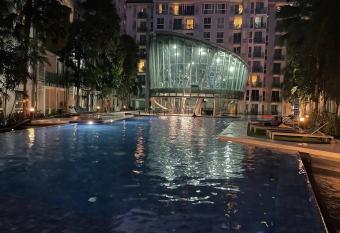 Stylish Condo with pool, sauna, steam room & gym has Balcony rooms