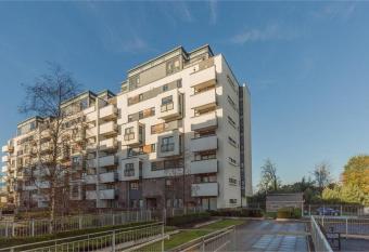 Modern Edinburgh Apartment with 2 Balconies has Balcony rooms