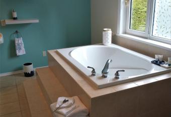 By the Bay Lavender Villa has rooms with a private hot tub