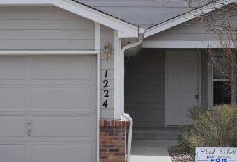 Jennifer's condo has Smoking/Balcony rooms