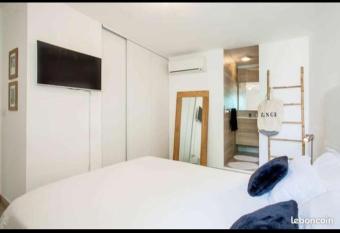 Le Rivoli allows 18 year olds to book a room