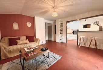 Appartement    pied du centre avec place de parking allows 18 year olds to book a room