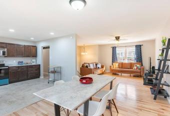 Beautiful House - Secure & Quiet -4 BR 2.5 B - 6 Queen Beds allows 18 year olds to book a room