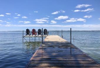 Paradise Waterfront Cottage (35 Min Drive From Toronto) has Balcony rooms