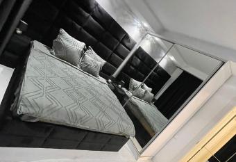 Luxury apartament by cosmopolis has Balcony rooms