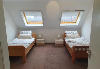 Neue Monteur Wohnung 3Monate, 20E / furnished apartment 3mths, 20E allows 18 year olds to book a room