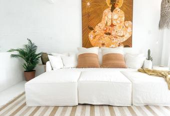 The Shell House - A beach romance has Balcony rooms