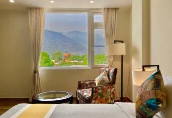 Shore by SHIVAYA has rooms with a private hot tub