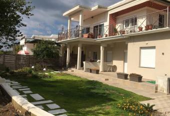 Lovely House by the Sea with Garden and BBQ (A) allows 18 year olds to book a room