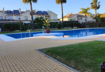 CASA EN CAMPO DE GOLF CERCA DE LA PLAYA allows 18 year olds to book a room