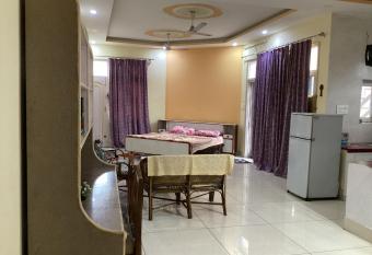 Home Stay has Balcony rooms