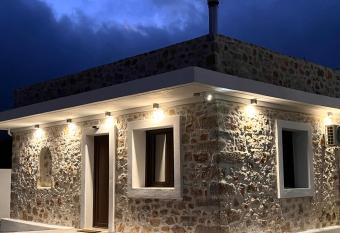 DoubleBeeVilla with private pool allows 18 year olds to book a room