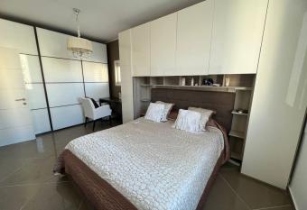 Appartement 6 personnes NETANYA Kikar Bord de MER immeuble KING KORESH allows 18 year olds to book a room