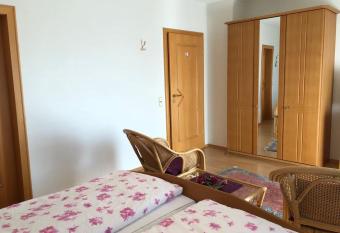 Weingut Lehnert-Sp  ter allows 18 year olds to book a room