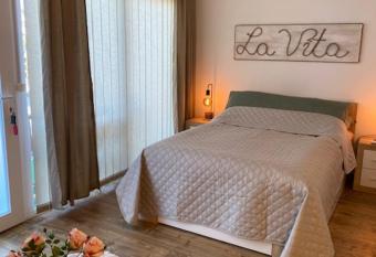 LA VITA APARTMAN allows 18 year olds to book a room