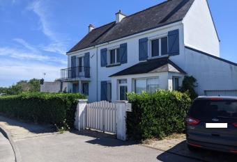 Maison familiale 6 chambres et jardin    Carnac has Balcony rooms