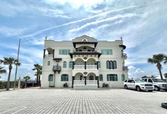 Bliss By The Sea has Balcony rooms