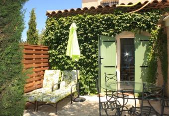 Studio cosy avec grande terrasse au calme allows 18 year olds to book a room