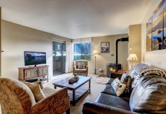 Heavenly Lakeside Retreat Close to downtown has Balcony rooms