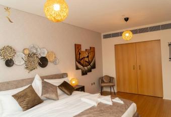 Your Perfect Retreat Stunning Cozy 1BR with Beach Access has rooms with a private hot tub