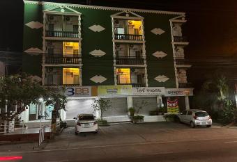 Green Paradise has Balcony rooms