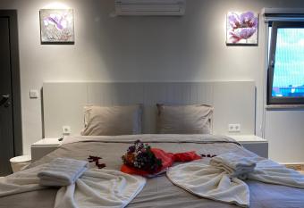 EDEN NEST EXCLUSIVE HOTEL has rooms with a private hot tub