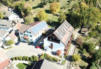 Hotel & Restaurant Kaiser Superior has rooms with a private hot tub