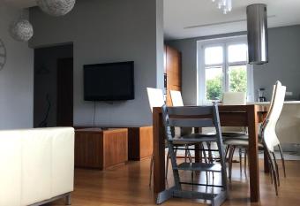 S  oneczny apartament z ogrodem has Balcony rooms