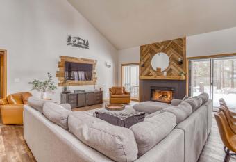 2 Cinder Lane has Balcony rooms