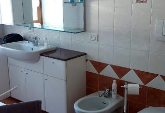 Ca del Dorino has rooms with a private hot tub