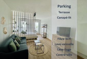 Grand studio avec terrasse et parking allows 18 year olds to book a room