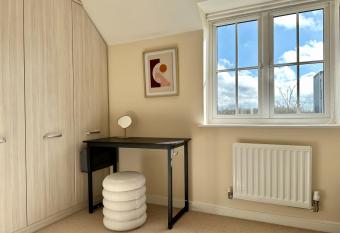 Homely 3 bedroomed House in Bicester has Balcony rooms