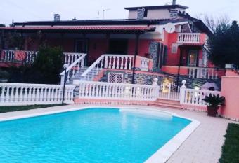 Villa Ennio has rooms with a private hot tub