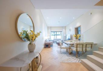 Luxury 2 bedroom villa allows 18 year olds to book a room