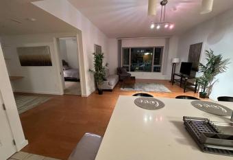 Downtown Oakland Penthouse Apartment w Amazing View. has rooms with a private hot tub