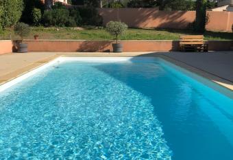 G  te de la Gayonne allows 18 year olds to book a room